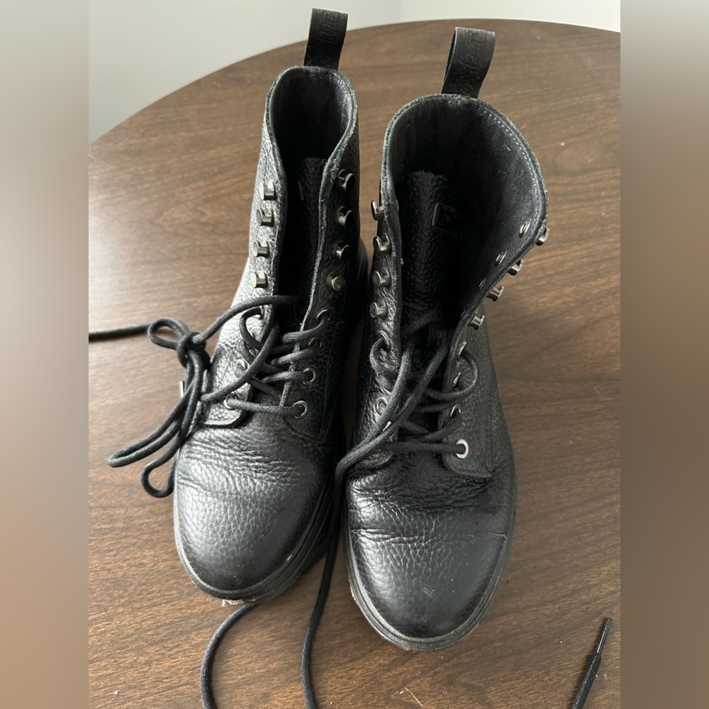 Dr Martens black lack up boots 37/6